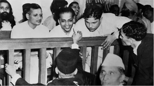 गांधीजींचे मारेकरी. गांधीजींच्या हत्येने साने गुरुजींच्या मनावर मोठा आघात झाला.