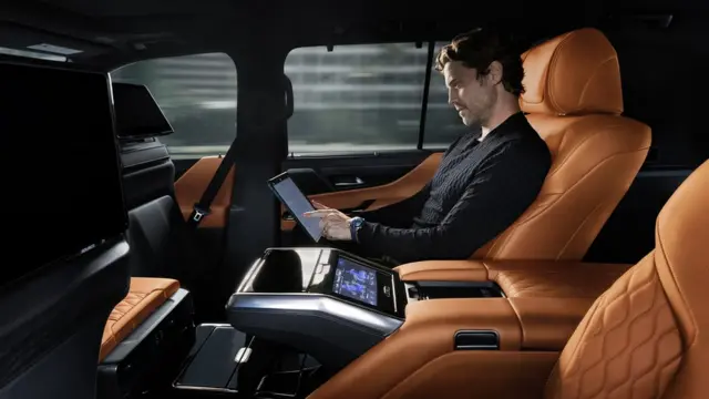 مدل لوکس لکسوس LX600 فقط دو صندلی در عقب دارد