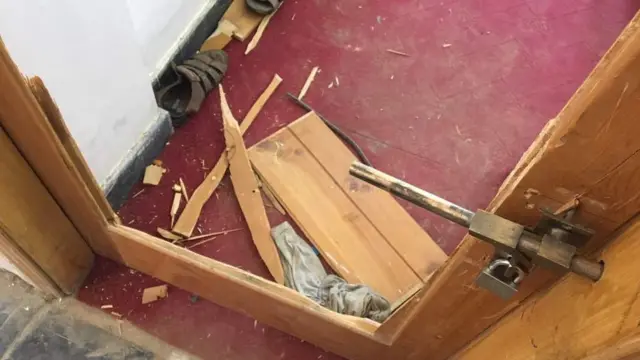 La puerta destrozada del dormitorio