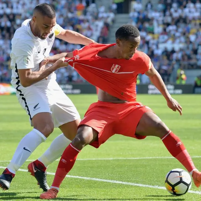 Jugadores de Nueva Zelanda y Perú