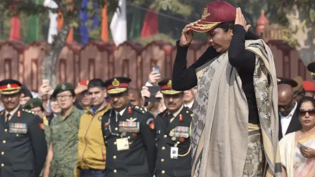 பாதுகாப்புத் துறை அமைச்சர் நிர்மலா சீதாராமன்