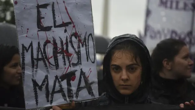 "Maçoluk öldürü" pankartı tutan bir kadın