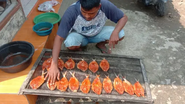 Rahmat, pedagang dendeng bandeng,warga Kelurahan Lopang, Serang, Banten.