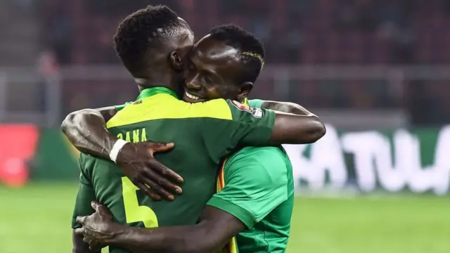 Le milieu de terrain sénégalais Idrissa Gana Gueye (G) et l'attaquant sénégalais Sadio Mane célèbrent après avoir remporté le match de football de la finale de la Coupe d'Afrique des Nations (CAN) 2021.