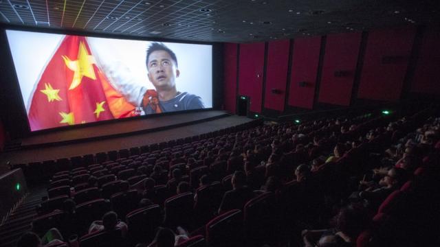 8月8日，山西太原，民众在影院观看来《战狼2》。