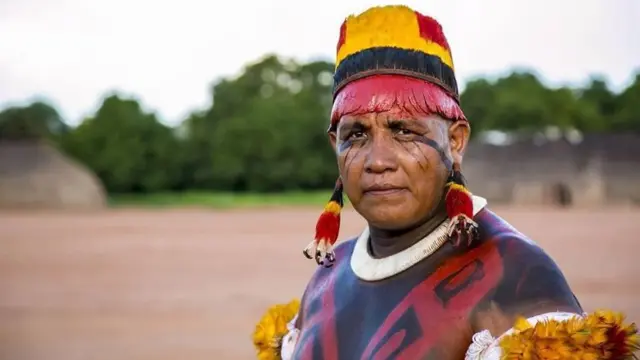 Yanamá Kuikuro, um homem indígena com adereços tradicionaismelhor do mundo fifaseu povo, ao ar livre