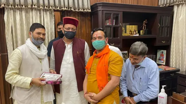 मुख्यमंत्री पुष्कर सिंह धामी के साथ हाकम सिंह