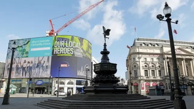 伦敦市中心最繁华热闹的皮卡迪里广场（Picardilly Circus）在疫情下变得冷清。这附近的办公租金是欧洲最贵。