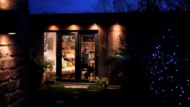 كان الكثيرون يعملون من المنزل من قبل الجائحة، ويعتمدون على التطبيقات الإلكترونية للتواصل مع الآخرين