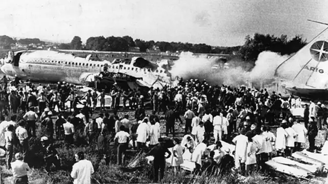 Pessoas observam avião que caiuzebet documentOrly