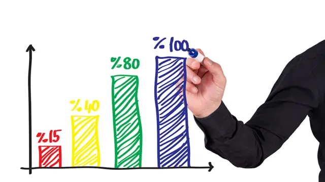 Una persona dibujando una tabla métrica