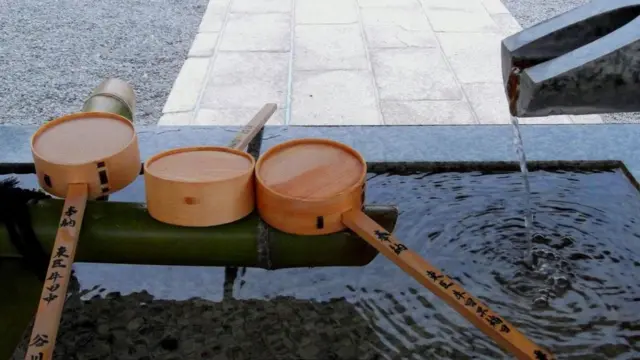 يتعين على المؤمنين بالشنتو قبل دخولهم لأي من المزارات المخصصة لهذه الديانة، غسل أيديهم ومضمضة أفواههم في حوض حجري يوجد عند المدخل