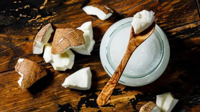 يحوي زيت جوز الهند من الدهون المشبعة أكثر من الزبد، فملعقة واحدة كبيرة منه تحوي أكثر من نصف الحد الموصى به يوميا للنساء