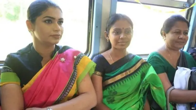 හිරුණිකා ප්‍රේමචන්ද්‍ර මන්ත්‍රීවරිය කාන්තාවන්ට පමණක් වෙන් වූ දුම්රියේ මැදිරියේ ගමන් කරමින්