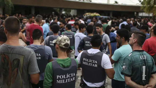 Policiais durante enterropolicial vicil no Espírito Santo