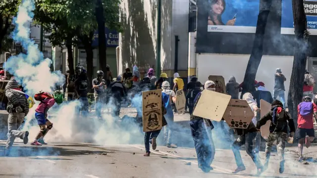 Refriega entre manifestantes y GNB.
