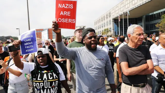 ত্রিশ হাজারের মতো মানুষ এই বিক্ষোভে অংশ নেয় বলে খবরে প্রকাশ।