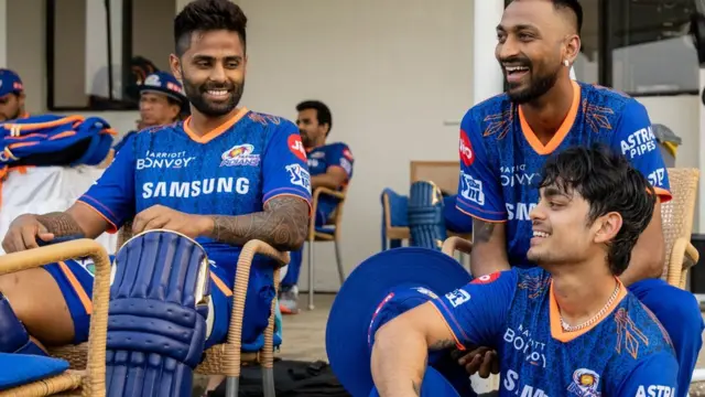 மும்பை இந்தியன்ஸ் வீரர்களுடன் பின்னணியில் கிரண் மோரே