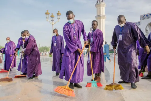 Wadanda suka hada taron sun wanke masallacin Touba a ranar 26 ga watan Satumba 2021, wani babban taro da Musulmai ke yi duk shekara a Senegal, wurin da dubban mutane ke zuwa ibada a kowacce shekara.
