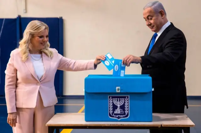 Netanyahu junto a su esposa, en la votación.