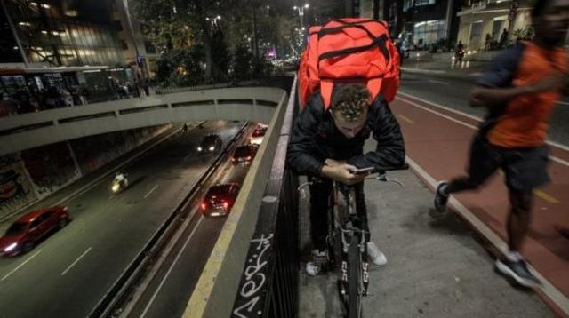 Entregador na avenida Paulista