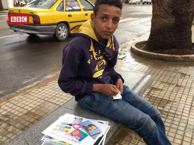 የሁለቱን መሪዎች ምስል ከሚሸጡ ታዳጊዎች አንዱ