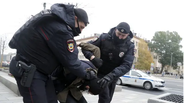 An ta samun hare-hare ga mutanen Faransa a waje da cikin ƙasar kan wannan batu.