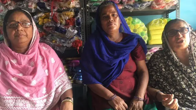 కహకషా పఠాన్ (మధ్యలో)