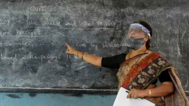 શાળાના શિક્ષકોને ફ્રન્ટલાઇન વર્કર્સ તરીકે ગણી રસી આપવા ડૉ. મનમોહન સિંહે સૂચન કર્યું છે.