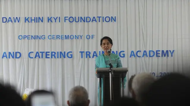 ဒေါ်ခင်ကြည်ဖောင်ဒေးရှင်းသင်တန်းကျောင်းဖွင့်ပွဲမှာတွေ့ရတဲ့ ဒေါ်အောင်ဆန်းစုကြည်