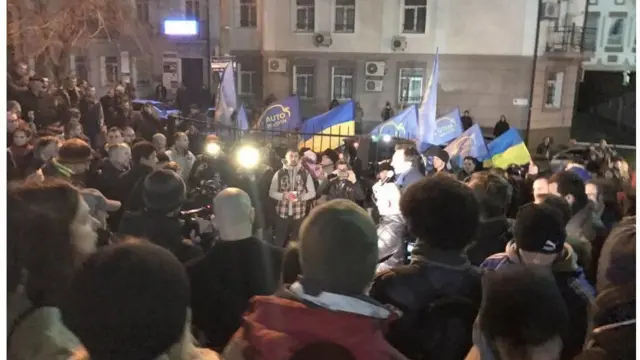 активісти біля будівлі суду, де розглядають спарву Романа Насірова