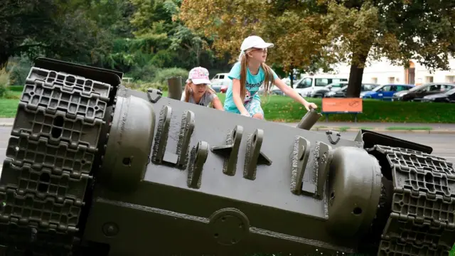 Дети играют на скульптуре танка (автор - скульптор Давид Черни)