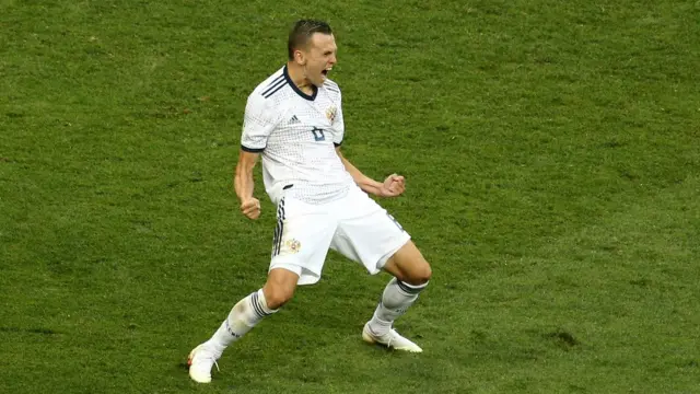 Denis Cheryshev, Rusya'nın 4'üncü penaltısını kutlarken