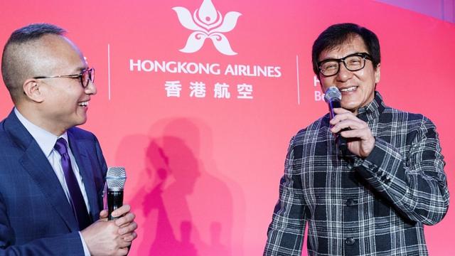 香港演員成龍多年都是香港航空的代言人。