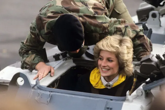 Diana sai de carro do Exército