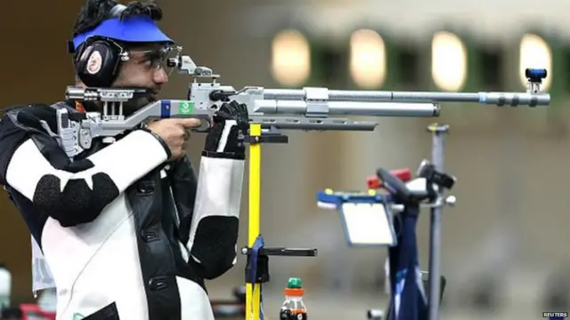 ਸ਼ੂਟਿੰਗ ਰੇਂਜ ਵਿੱਚ ਨਿਸ਼ਾਨੇਬਾਜ਼ੀ ਕਰਦੇ ਹੋਏ ਅਭਿਨਵ