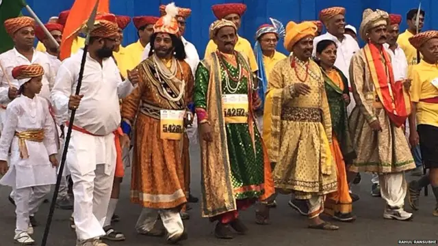 ऐतिहासीक पात्रांच्या वेशभूषेत सहभागी झालेले धावपटू.