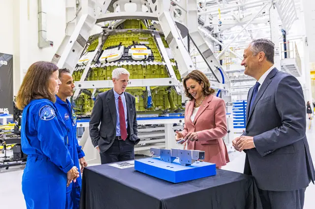 '오리온' 캡슐을 살펴보는 카멀라 해리스 미 부통령