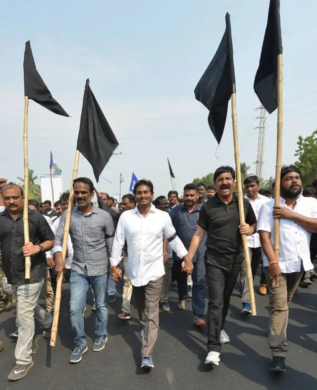 ప్ర‌త్యేక హోదాపై కేంద్ర‌, రాష్ట్ర ప్ర‌భుత్వాల తీరుకు నిర‌స‌న‌గా వైయ‌స్ఆర్ కాంగ్రెస్ పార్టీ విశాఖ‌ప‌ట్నంలో `వంచ‌న వ్య‌తిరేక దీక్ష‌` చేప‌ట్టింది. ఈ దీక్ష‌కు సంఘీభావంగా పార్టీ అధ్య‌క్షుడు వైయ‌స్ జ‌గ‌న్ మోహ‌న్ రెడ్డి త‌న చేతికి న‌ల్ల రిబ్బ‌న్ క‌ట్టుకుని పాద‌యాత్ర ప్రారంభించారు.