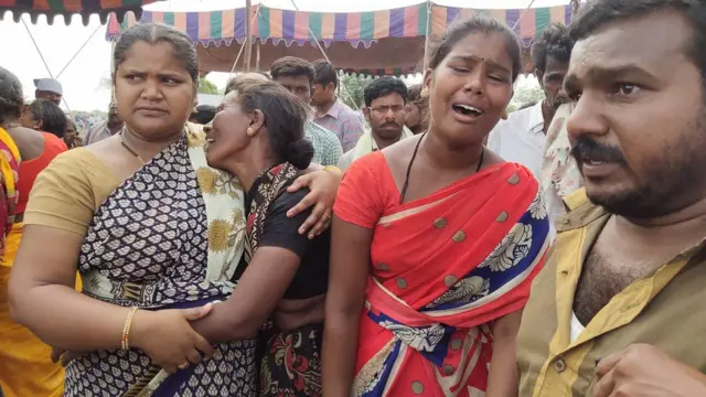 మాకు దిక్కెవరంటూ రోదిస్తున్న మృతుల కుటుంబసభ్యులు