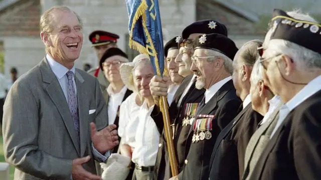 انفجر الأمير فيليب، دوق أدنبره، ضحكاً أثناء محادثة مع قدامى المحاربين في الحرب العالمية الثانية بعد مراسم وضع إكليل الزهور في مقبرة لقبور الكومنولث في الرملة في 30 أكتوبر/تشرين الأول 1994