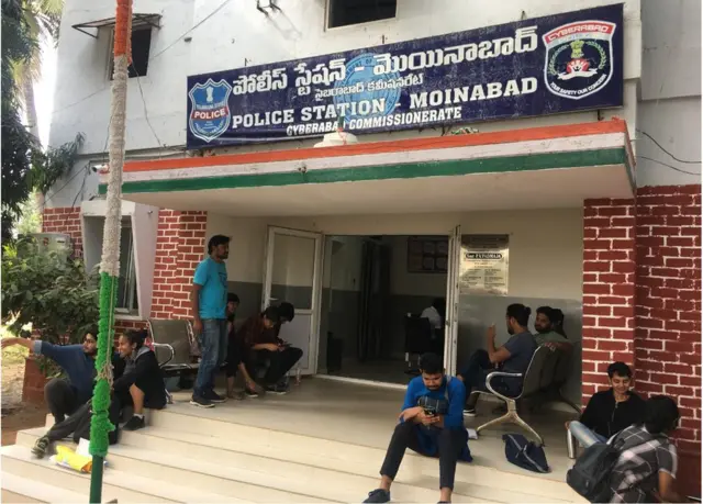 హెచ్‌సీయూ విద్యార్థులు