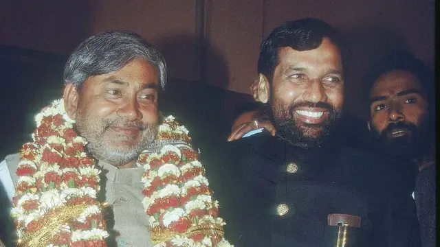 राम विलास पासवान के साथ नीतीश कुमार
