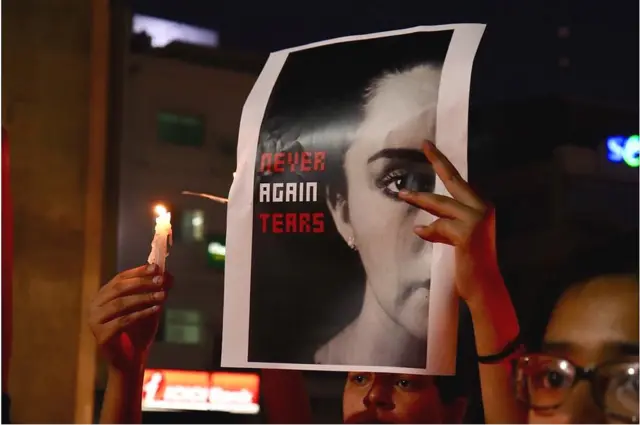 వెటర్నరీ డాక్టర్ అత్యాచారం, హత్య కేసులో నిందితులను కఠినంగా శిక్షించాలని డిమాండ్ చేస్తూ హైదరాబాద్‌లో క్యాండిల్ ర్యాలీ చేసిన నిఫ్ట్ విద్యార్థులు