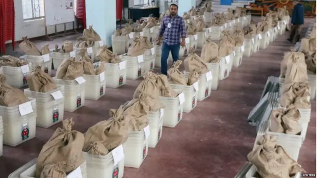 ढाकामध्ये मतपेट्यांची पाहणी करताना अधिकारी