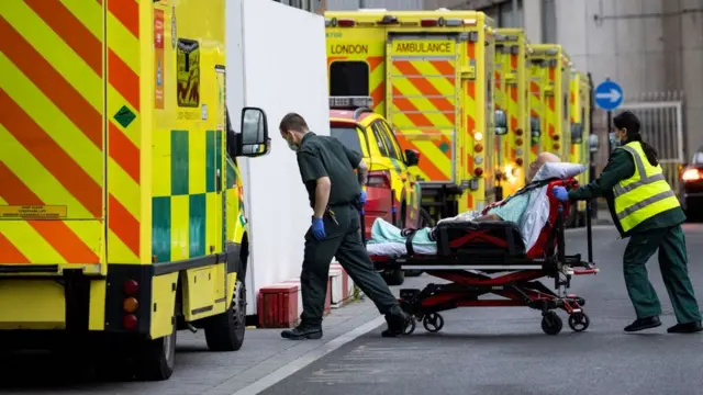 Бесплатное здравоохранение обходится казне все дороже, а очереди на операции и к врачу все длиннее