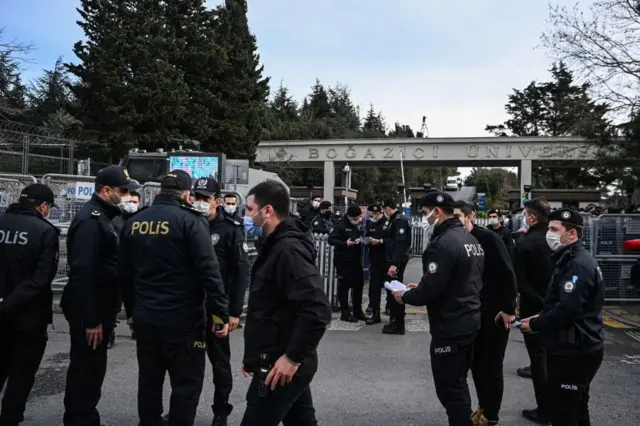 قوات الأمن على مدخل الجامعة