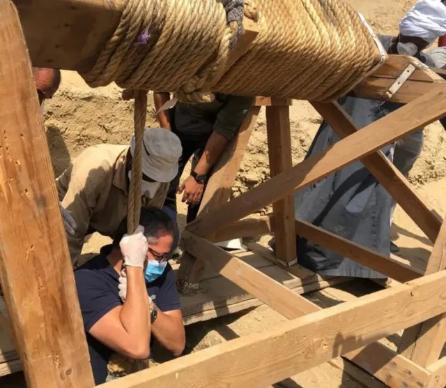 ৩৬ ফুট গভীর কূপের ভেতরে নেমে এসব কফিন উত্তোলন করা হয়।