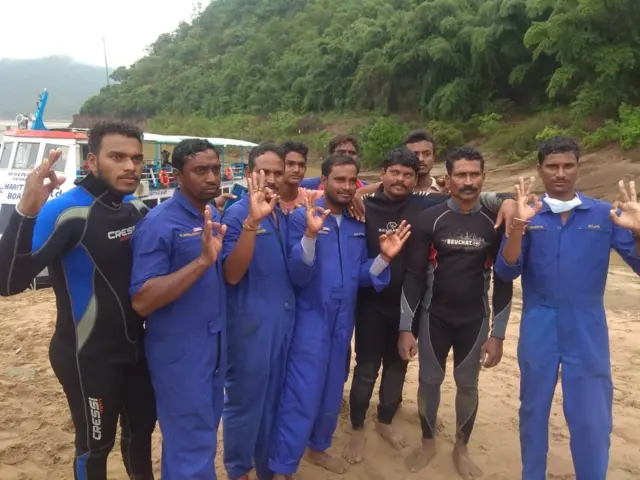 బోటును లాగిన బృందాలు