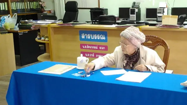 คุณยายกิมหลั่นกำลังอ่านหนังสือในห้องสมุด